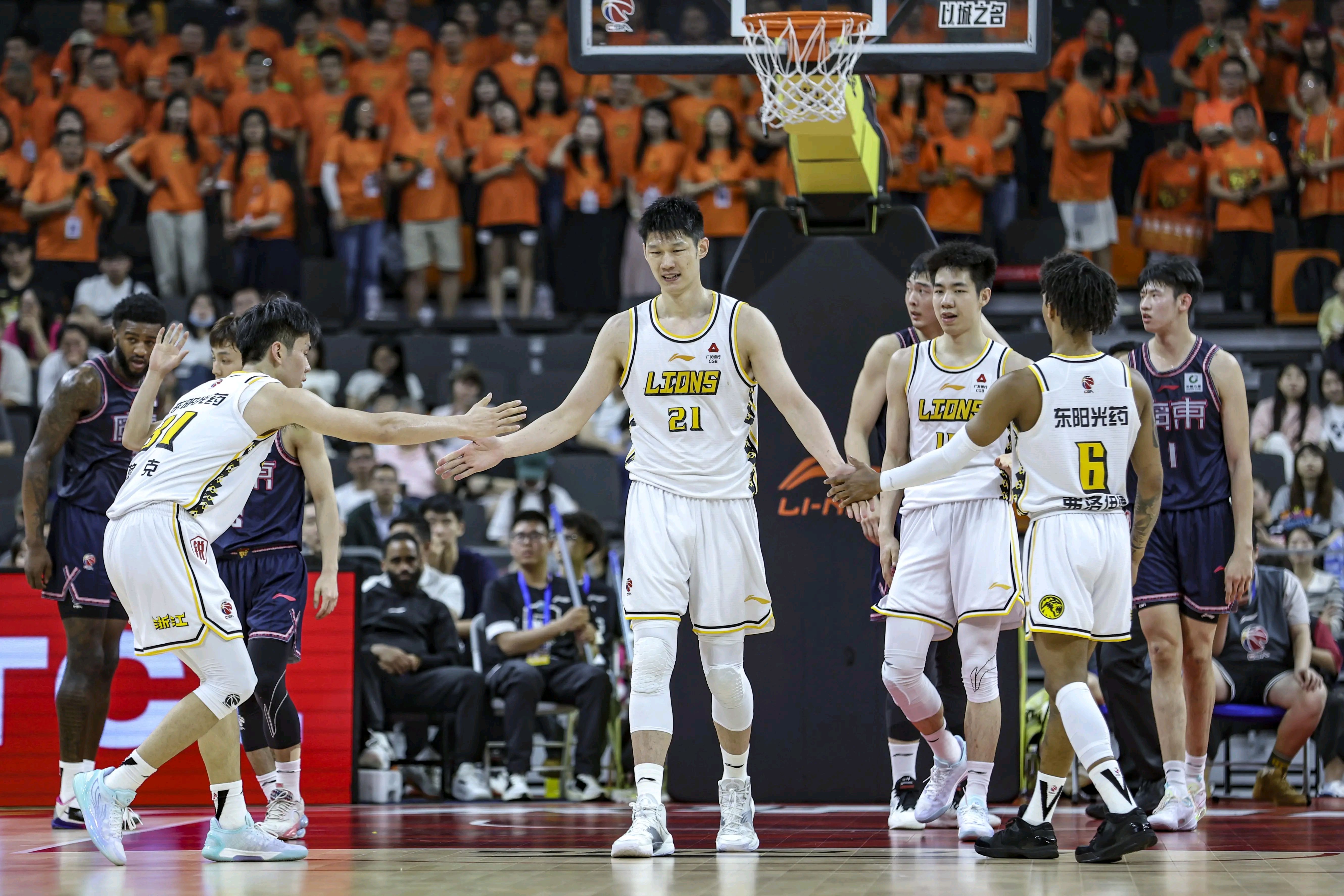 开云官网-包含今夜CBA季后赛焦点战；AC米兰主帅复盘；压力陡增；身体对抗强度拉满的词条-开云官网