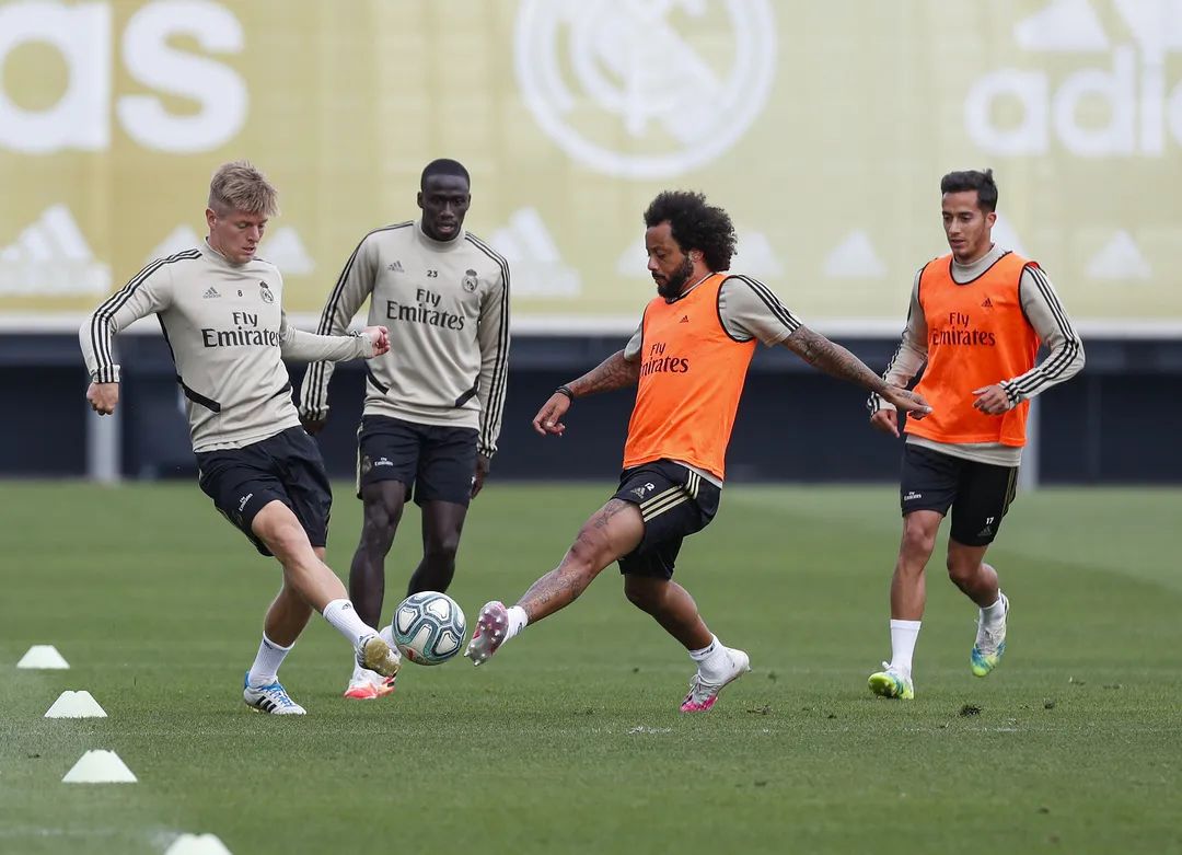 开云app-多特蒙德窗口期遗憾出局那不勒斯再遭质疑备战西甲，新疆广汇迎来里程碑备战CBA季后赛瞬间刷屏的简单介绍-开云app