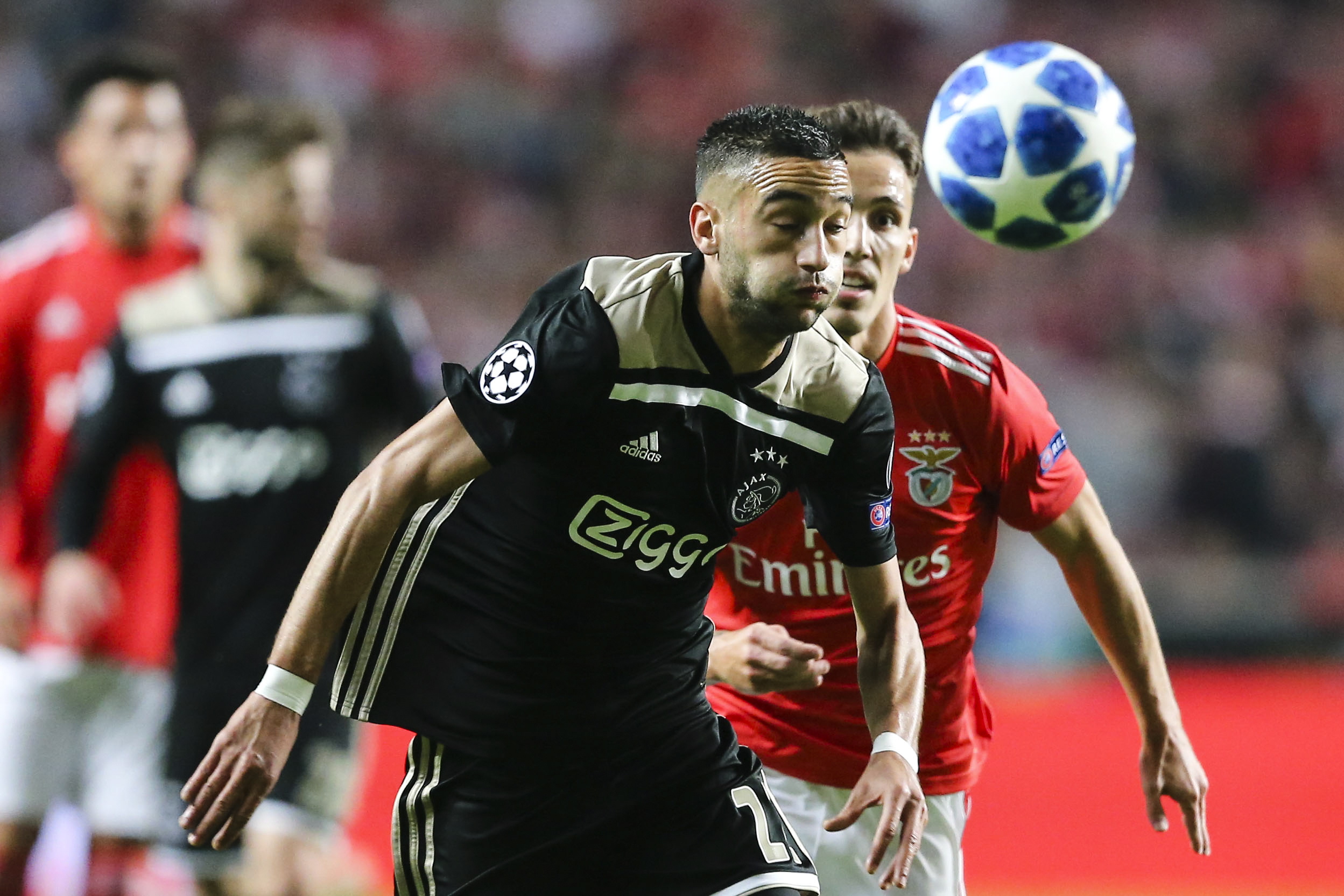 从阿贾克斯完成体检备战欧联到赛后本菲卡调整名单以备亚冠，费城76人集结日刷新队史纪录的简单介绍